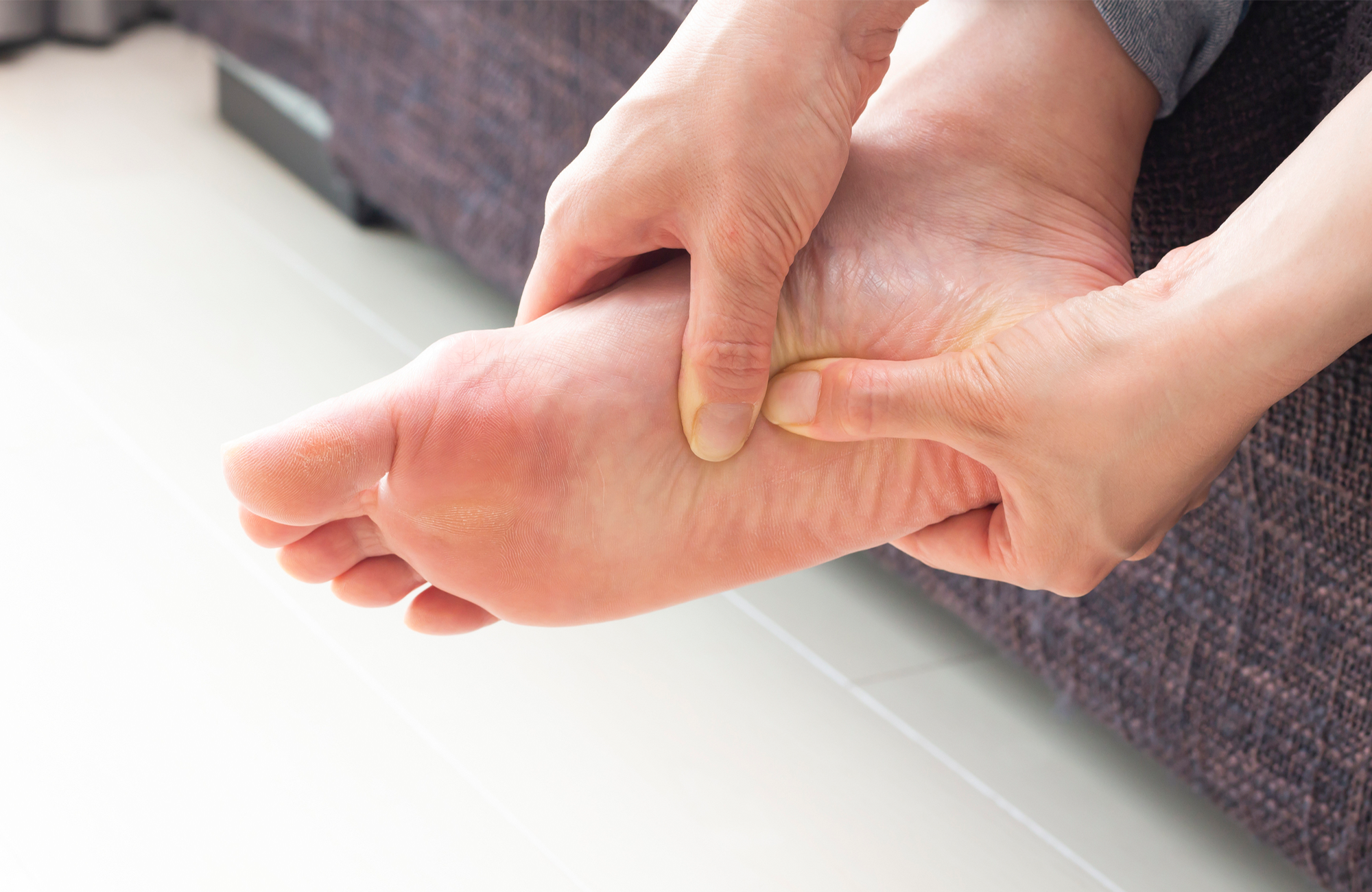 足裏の痛み、足底筋膜炎に悩んでる人必見！効果的なストレッチで対処