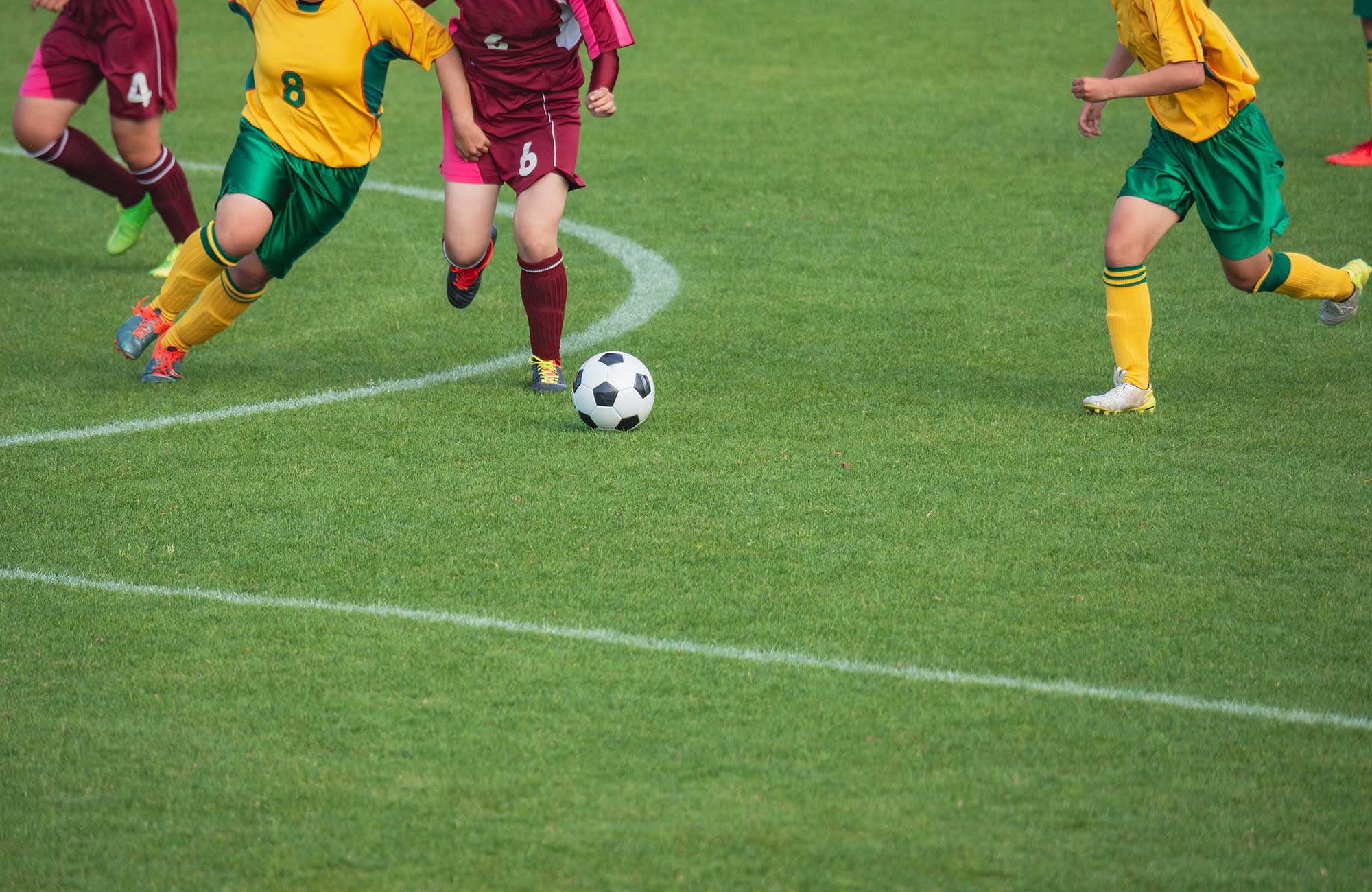 女子サッカー選手のサッカーソックスが、すねのあたりでたるむ理由