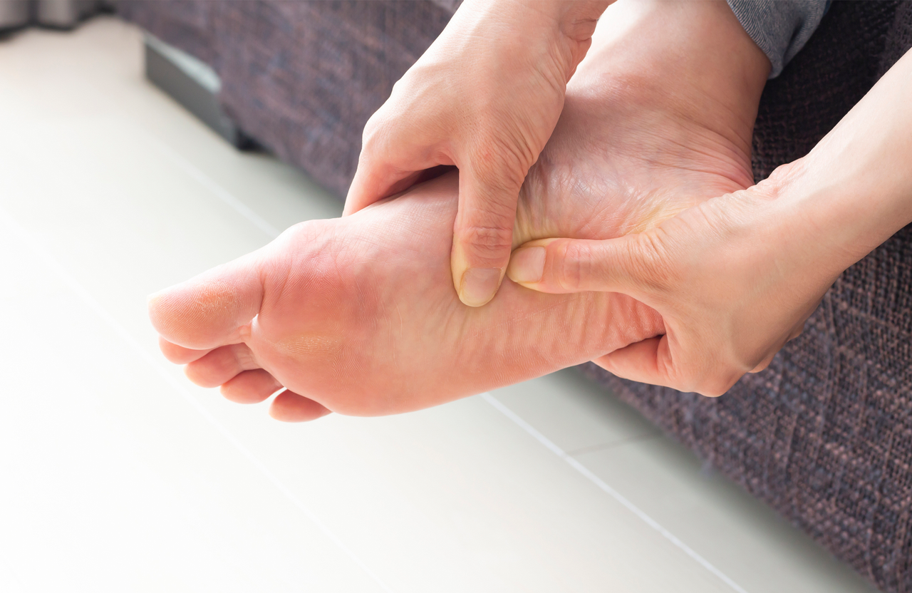 その足裏の痛み"足底筋膜炎"かも！？効果的なストレッチを紹介！